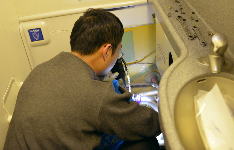 �����Ͱ�ײ���ˮ