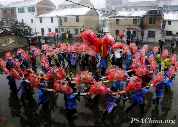 02.��������Ʒ����ѩ��������Dragon dance in snowing.jpg
