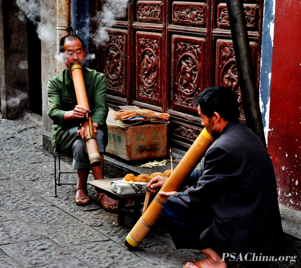 31.�˽�����Ʒ������ˮ�̵����ˡ�The old man pumped smoke.jpg