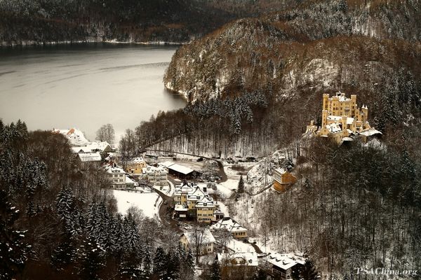 01.��ѧ��ɳ������Ʒ������ɫ��塷GOLDEN VILLAGE.jpg