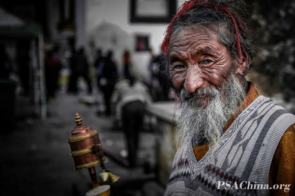 06.������Ʒ����ת���Ĳ�������֮����One elderly Tibetan prayer 2.jpg