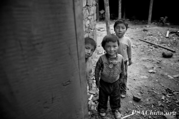 05.������Ʒ�������ض�ͯ1��Kids in the Village1.jpg