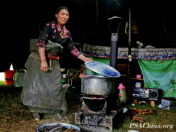 07.��������Ʒ���������в���DŮ��Tibetan women in tent.jpg