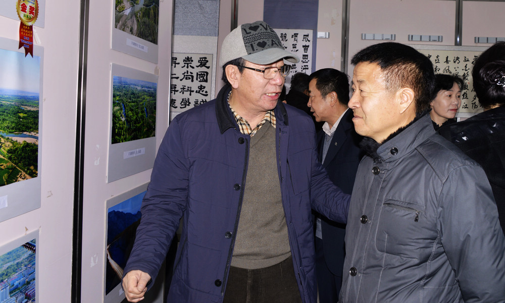 ������Ӱѧ����ϯ����͸���ϯ��־���ڽ�̸��