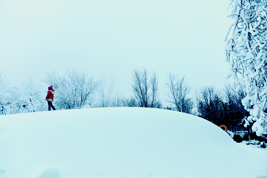 ��ѩ���ϵĺ�����Ů