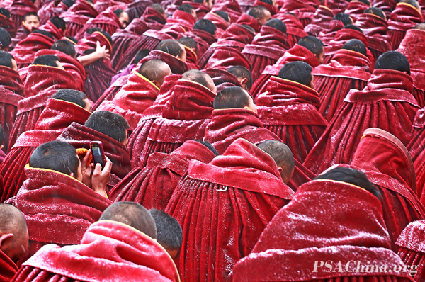 21.�ܽ�����Ʒ��������Ѱ��ǧ�ٶȡ�Looking for Her in the Crowds.jpg