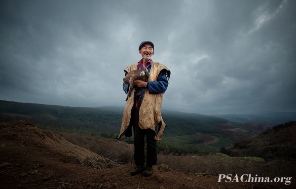 04.����ΰ�������������ˡ�Hold lamb elderly.jpg