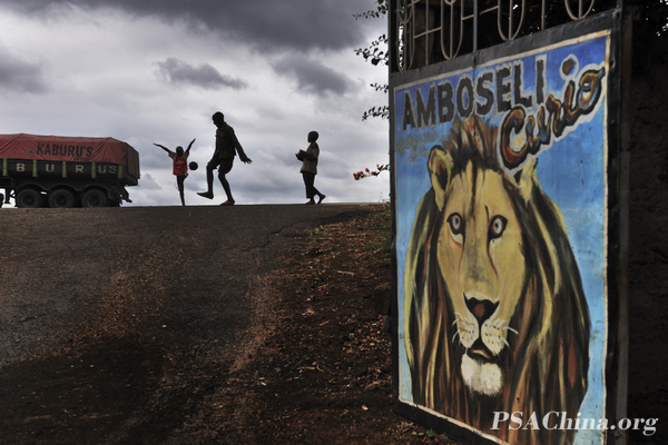 06.�����󣺡���·�ߵ��������꡷Young football players beside road.jpg
