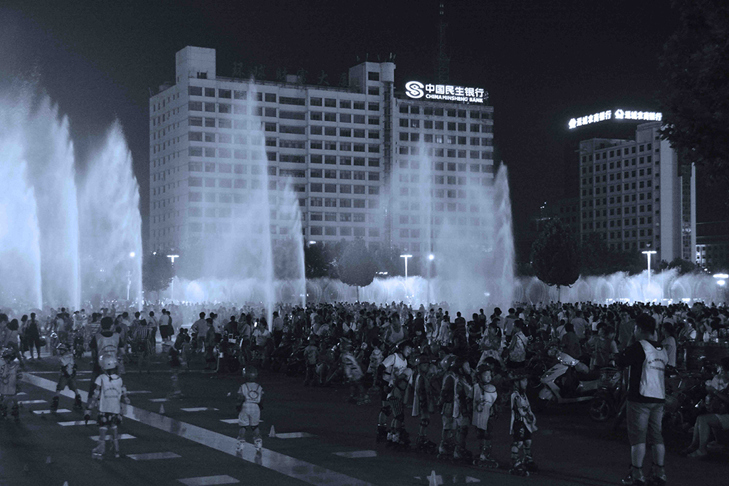 ��ҹ�Ĺ㳡.....