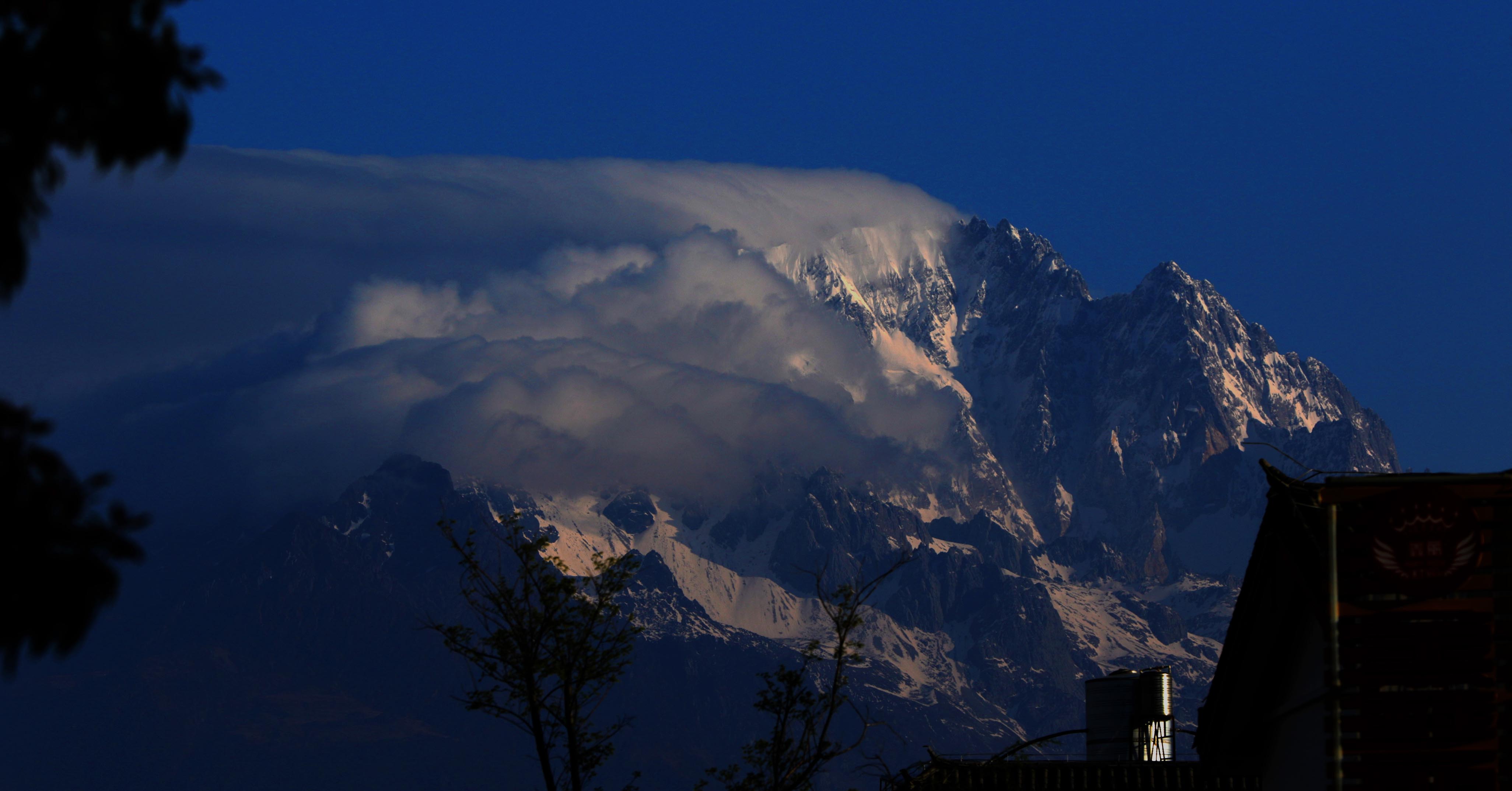 �������峿������ѩɽ����