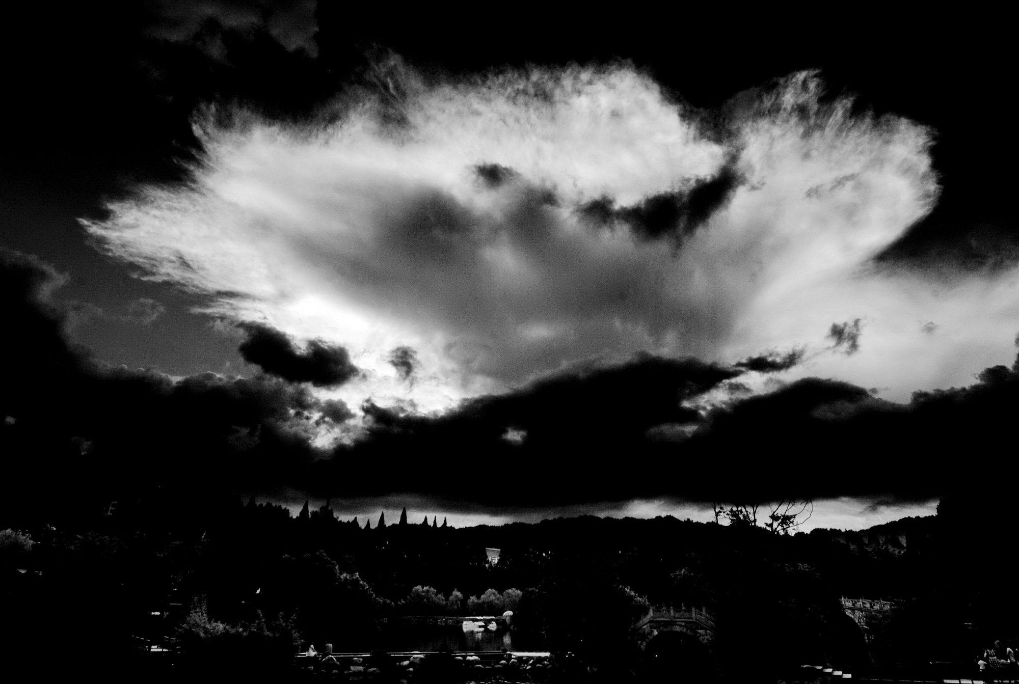 ������ B2��Ʒ ����ɽ�籩.JPG