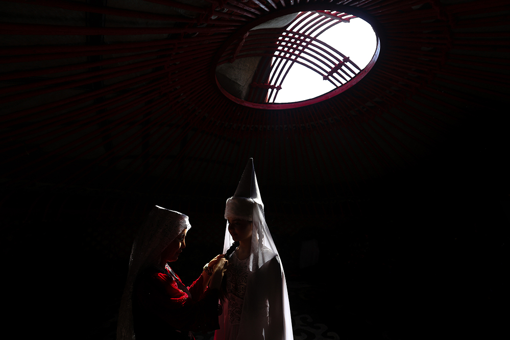 ��Ʒ��mother and daughter��������Ů��.���ߣ�Kahraman Bekcili .jpg