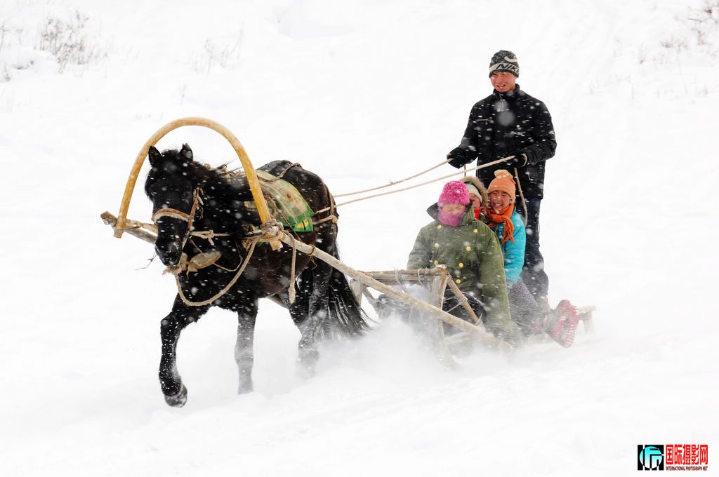 ��ѧ·��(On the way to schoo).jpg