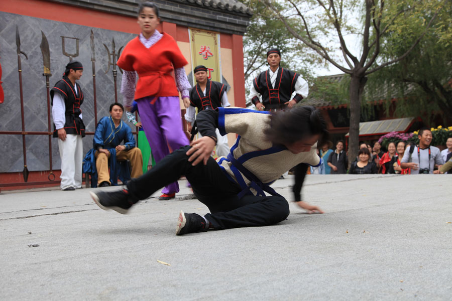 ���⡰�����Ϻ�԰��һ��������̨���䣬��СŮ��ˤ����