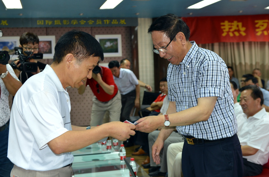 ����ϯ��������Ӱѧ���й��½����ŷֻ�������ϯ��־���䷢Ƹ��