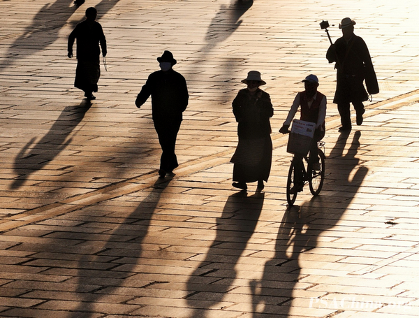 05.��������Ʒ����������ͷ��The streets in Lhasa.jpg
