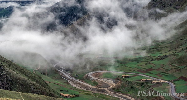 03.������Ʒ���������������˼ҡ�Live under the Clouds.jpg