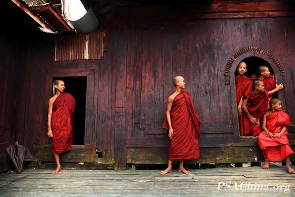 08.������Ʒ������������硷OUTSIDE WORLD.jpg