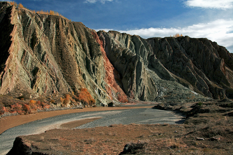 ��ӱߵ����Ҿ���ˮ����ˮ��ˢ�γ�ˮƽ���ң��Ƴ����ͱ�