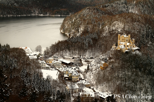 02.��ѧ����Ʒ������ɫ��塷 GOLDEN VILLAGE.jpg