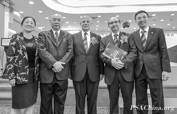 01.ͼ������Ϊ��PSA China����ϯ����Ůʿ��PSA China��ϯ�˴��������PSA�᳤John Dav.jpg