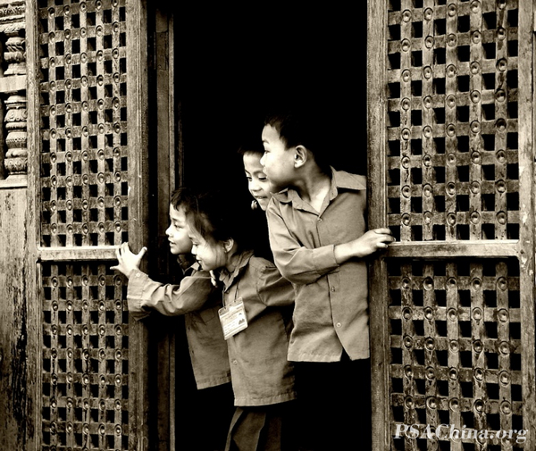 02.������Ʒ���������ѧͯ��Curious Boys.jpg