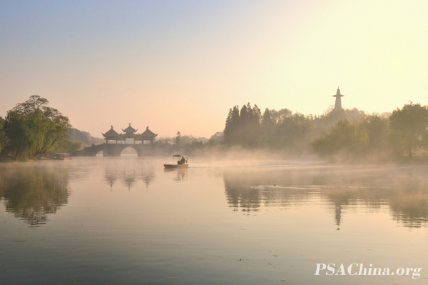 06.�˽�����Ʒ����������������Slender West Lake morning fog.jpg