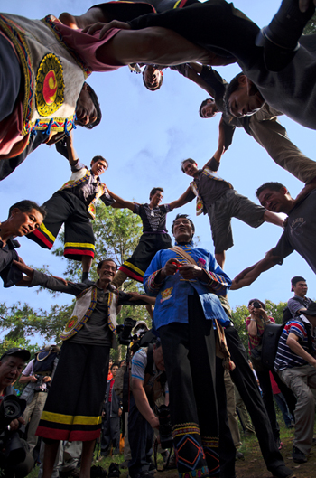 �����������������޺����м�������ֶ��žƱ��������дʣ���Χ���˺��ź��ӣ���һȦ��